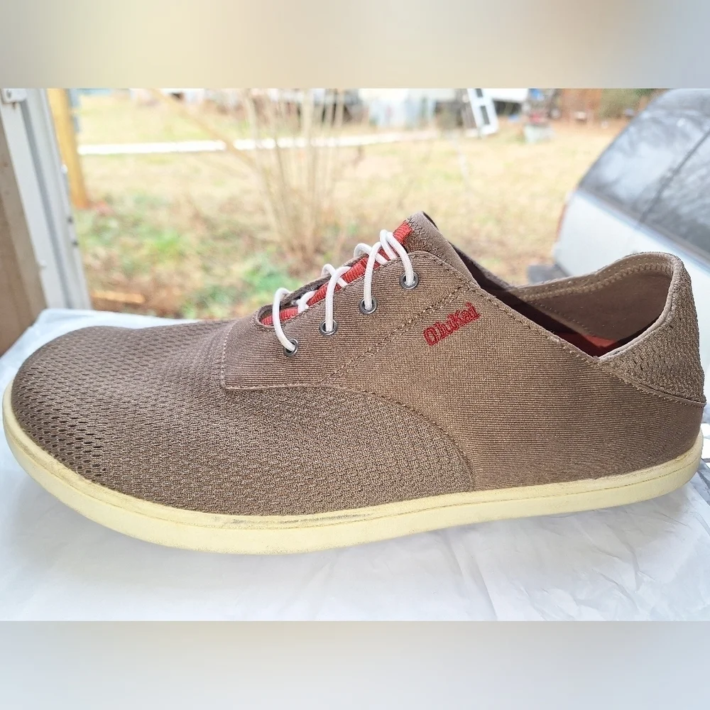 A pair of OluKai Nohea Moku mens shoes in a size 9M.They are pre-loved